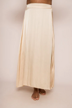 Cargar imagen en el visor de la galería, Suzy D Wisteria Satin Maxi Skirt Pale Gold
